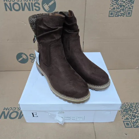 E. SHOES BY EMMA COPENHAGEN BROWN CHELSEA BOOTS – UK 7