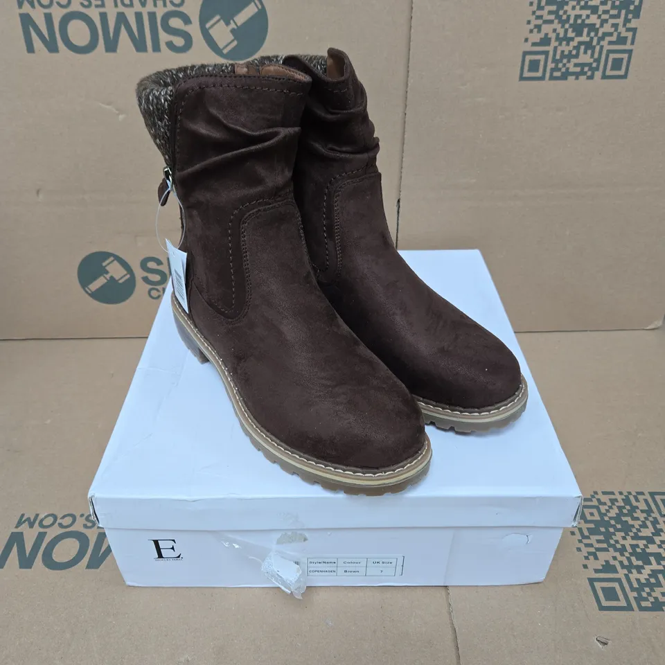 E. SHOES BY EMMA COPENHAGEN BROWN CHELSEA BOOTS – UK 7