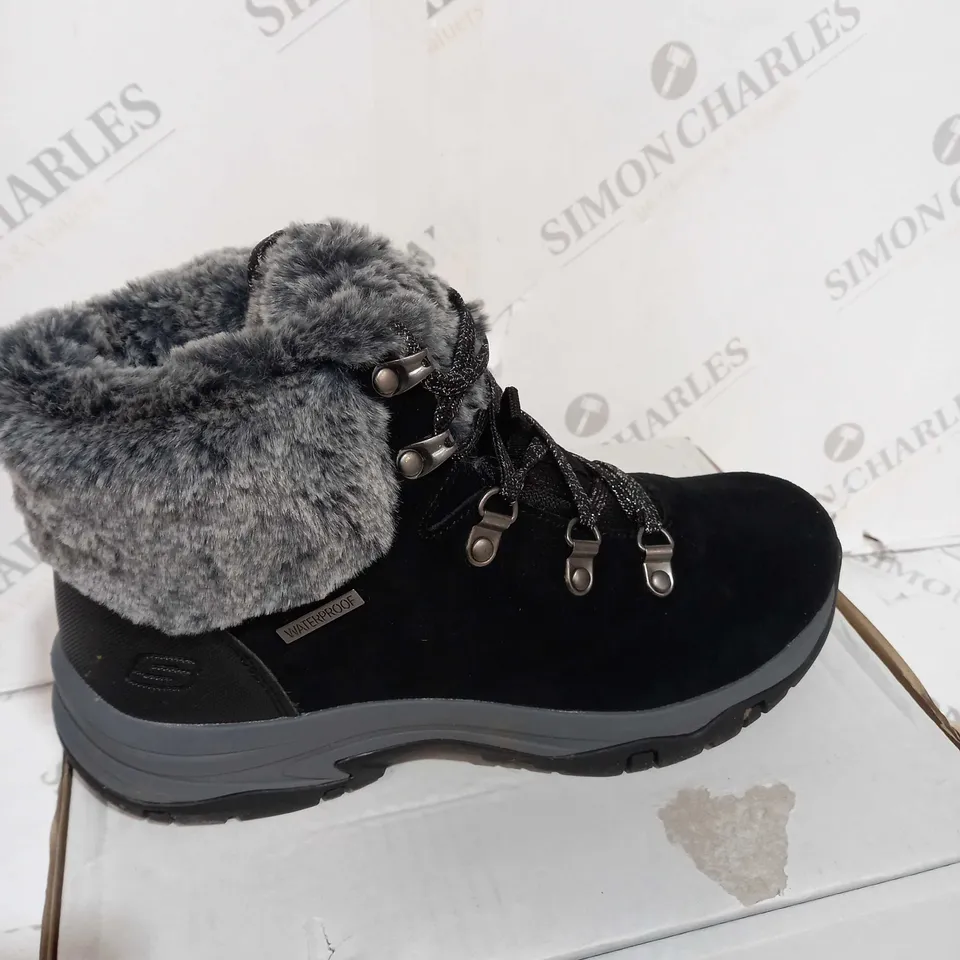 SKETCHERS FAUX CUFF BOOTS - SIZE 5
