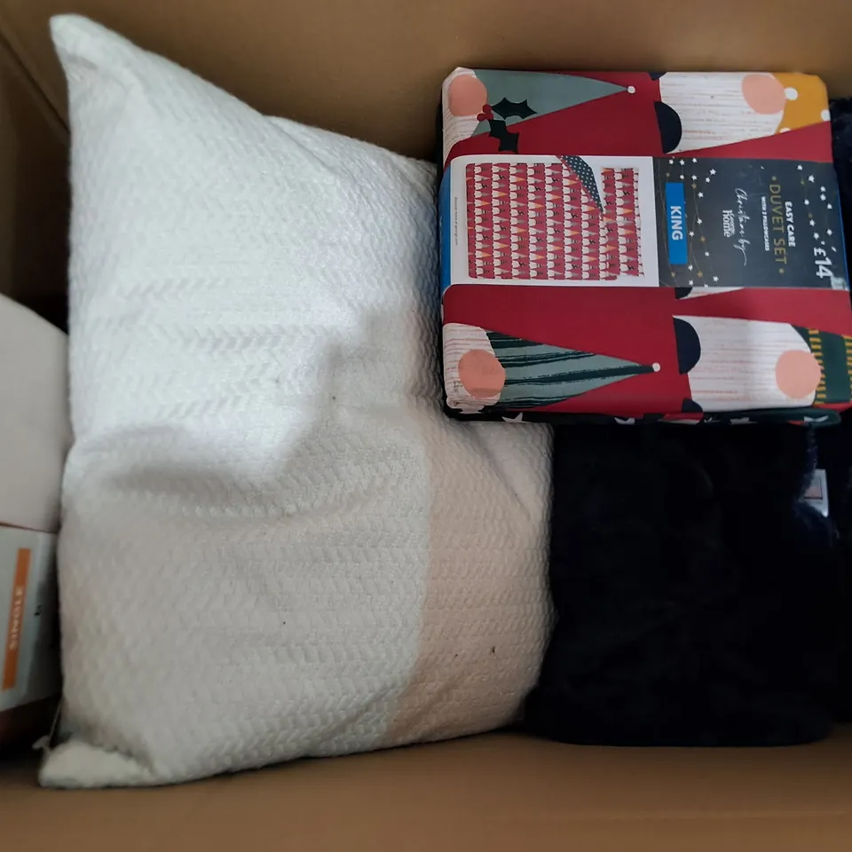 LOT OF APPROXIMATELY 17 ASSORTED BEDDING AND SOFT FURNISHING ITEMS TO INCLUDE FILLED CUSHIONS, DUVETS AND SHEETS 