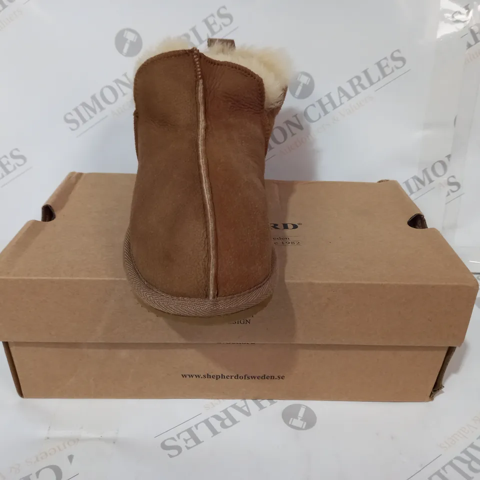 BOXED PAIR OF SHEPHERD FAUX FUR LINED SHOES IN BROWN UK SIZE 5