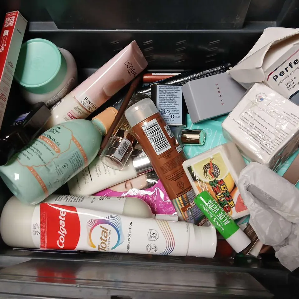 APPROXIMATELY 18 ASSORTED COSMETICS ITEMS TO INCLUDE REDKEN SHAMPOO, INTHESTYLE LOOSE POWDER, CLEANSING OIL, ETC
