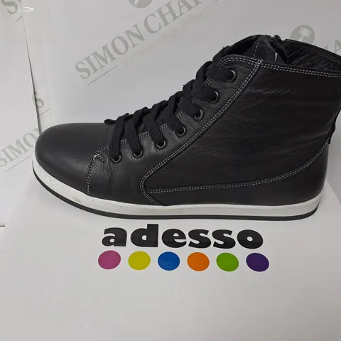 BOXED ADESSO BLACK LEATHER ZIPPED BOOTS SIZE 7