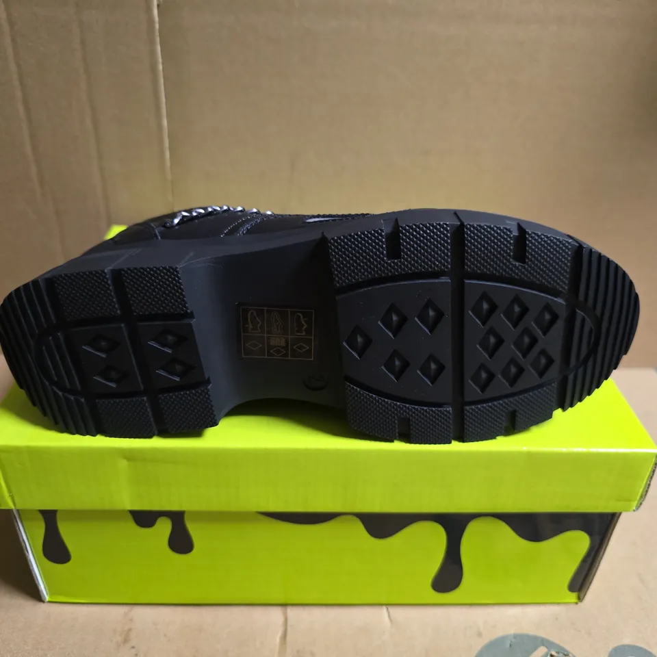 BOXED PAIR OF KOI LIL' BANE OF EXILE TRAINERS – UK SIZE 2 (BLACK)