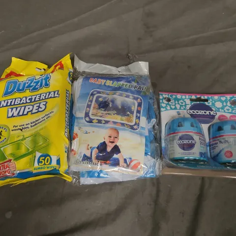 TOTE OF APPROX 8 ASSORTED HOUEHOLD ITEMS TO INCLUDE DUZZIT ANTIBACTERIAL WIPES, BABY PLAY MAT & ECOZONE TOILET CLEANERS 