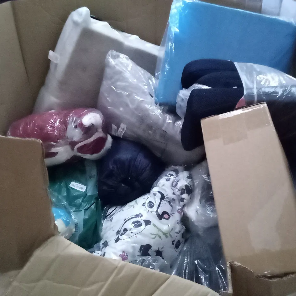 PALLET OF ASSORTED ITEMS INCLUDING FOOT REST, SLEEPING BAG, MEMORY FOAM PILLOW, LARGE COMFORT PILLOW, LUMBAR SEAT CUSHIONS