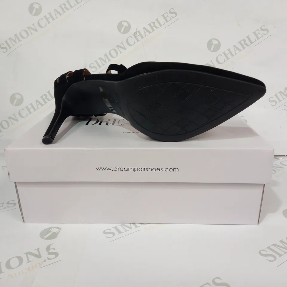 BOXED PAIR OF DREAM PAIRS CLOSED TOE HIGH HEELS IN BLACK SIZE 11