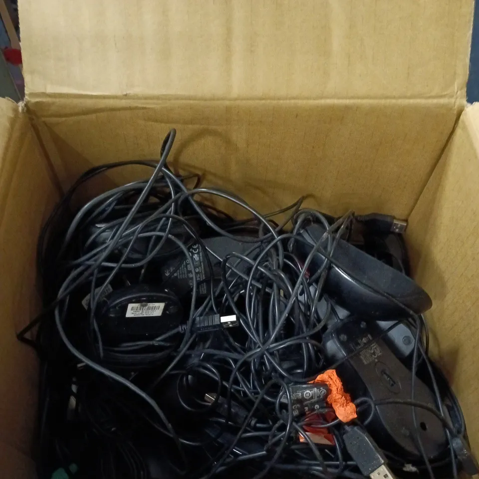 BOX OF APPROXIMATELY 30 ASSORTED COMPUTER MICE TO INCLUDE LENOVO AND EVO LABS
