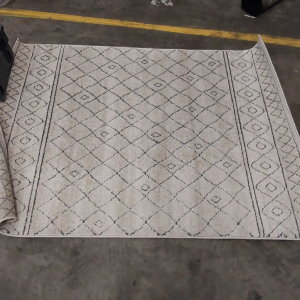 MALAGA POWER LOOM IVORY/BLACK RUG // 3'11" X 5'3"