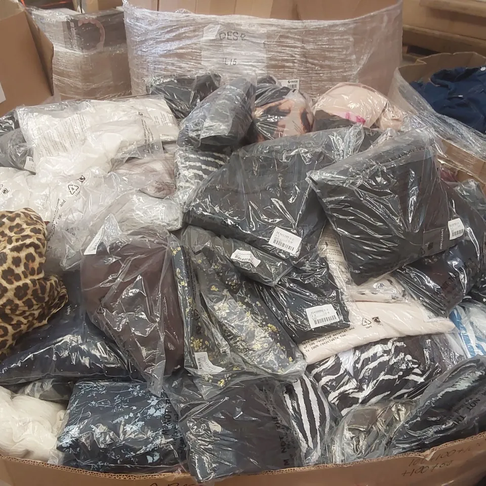 PALLET CONTAINING APPROXIMATELY 640x BRAND NEW ASSORTED DESIGNER CLOTHING ITEMS