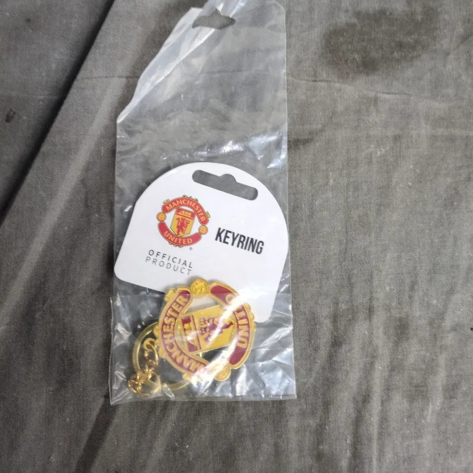 TOTE OF APPROXIMATELY 14 ASSORTED ITEMS TO INCLUDE: MANCHESTER UNITED KEYCHAIN 