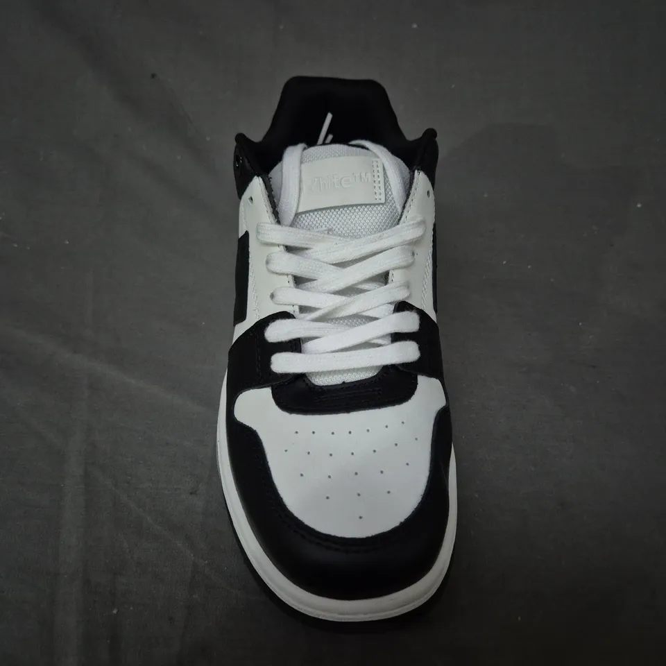 BOXED PAIR OF OFF-WHITE SHOES IN BLACK/WHITE EU SIZE 44