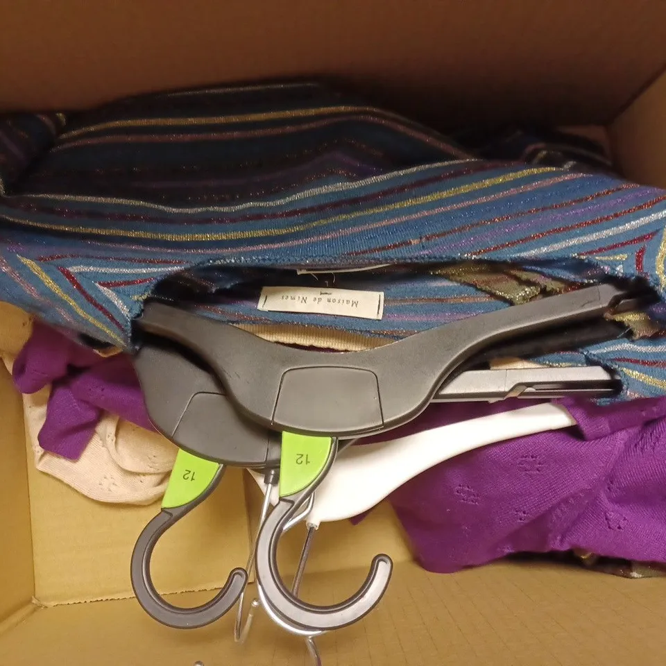 BOX OF APPROX 5 ASSORTED PAIRS OF MAISON DE NIMES TROUSERS IN VARIOUS SIZES AND COLOURS