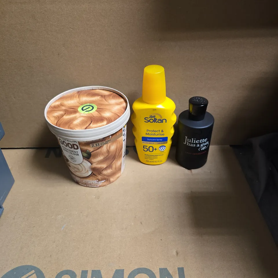 APPROXIMATELY 15 ASSORTED HEALTH & BEAUTY PRODUCTS TO INCLUDE JULIETTE HAS A GUN FRAGRENCE, SOLTAN SUNCREAM, GARNIERHOT HONEY BLONDE HAIR DYE ETC - COLLECTION ONLY