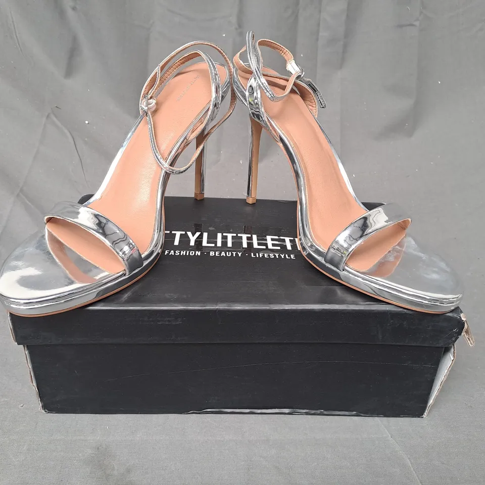 BOXED PAIR OF PRETTY LITTLE THING OPEN TOE HIGH HEEL SANDALS IN METALLIC SILVER UK SIZE 8