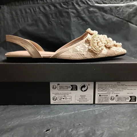 BOXED PAIR OF UNBRANDED POINTED TOE SLINGBACK SHOES IN CHAMPAGNE W. PEARL EFFECT DETAIL SIZE EU 40