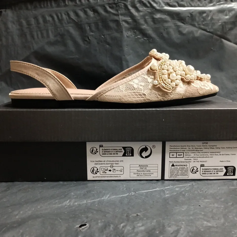 BOXED PAIR OF UNBRANDED POINTED TOE SLINGBACK SHOES IN CHAMPAGNE W. PEARL EFFECT DETAIL SIZE EU 40