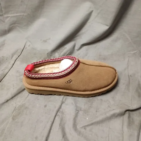 UGG WOMEN’S SUEDE MOCCASIN SLIPPERS – TAN WITH BURGUNDY TRIM, SHEARLING LINING SIZE 5