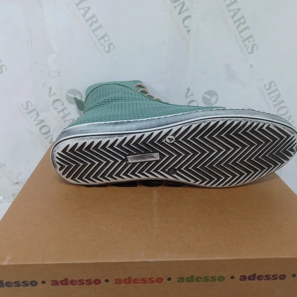 BOXED PAIR OF ADESSO BOOTS SIZE 7  