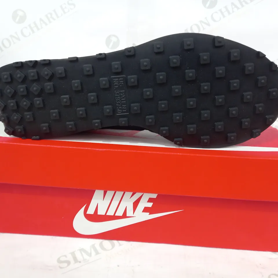 BOXED PAIR OF NIKE TRAINERS IN BLACK UK SIZE 7.5