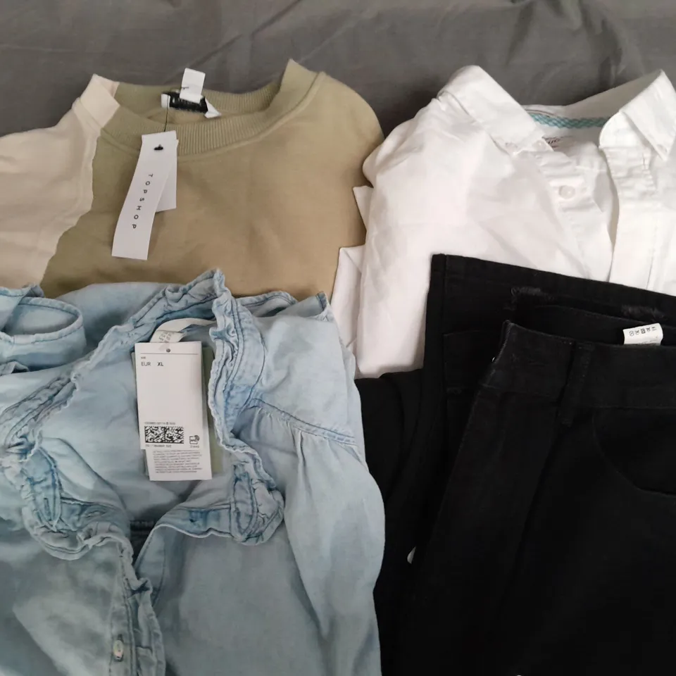 APPROXIMATELY 50 ASSORTED CLOTHING ITEMS TO INCLUDE - SHIRT, SWEATER, JEANS ETC. 