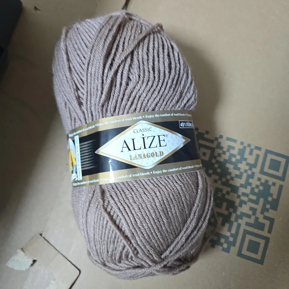 TOTE OF APPROXIMATELY 15 ASSORTED ITEMS TO INCLUDE: ALIZE YARN