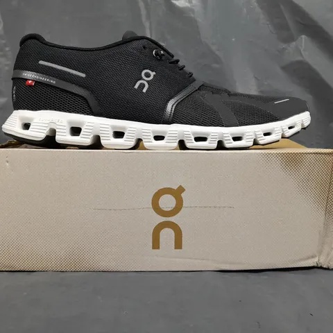 BOXED PAIR OF ON CLOUD 5 TRAINERS IN BLACK/WHITE SIZE UK 10