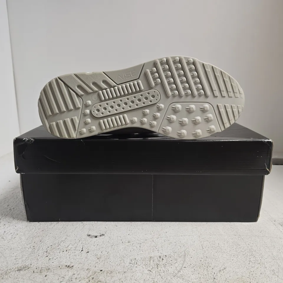 BOXED PAIR OF AISE NEXO WAVE TRAINERS IN WHITE SIZE UK 8