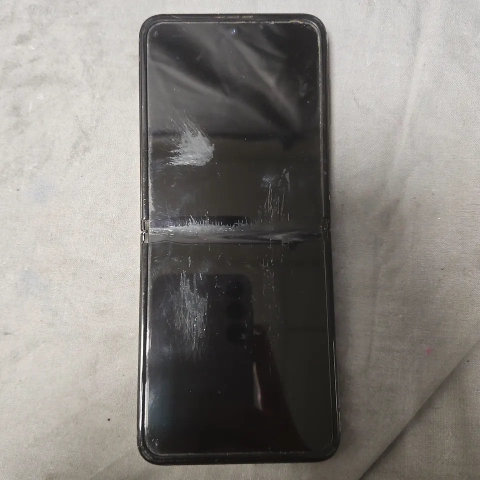 SAMSUNG GALAXY Z FLIP4 – BLACK