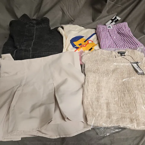 BOX OF APPROXIMATELY 20 ASSORTED CLOTHING ITEMS TO INCLUDE - TSHIRT, BOXERS, SKIRT, ETC