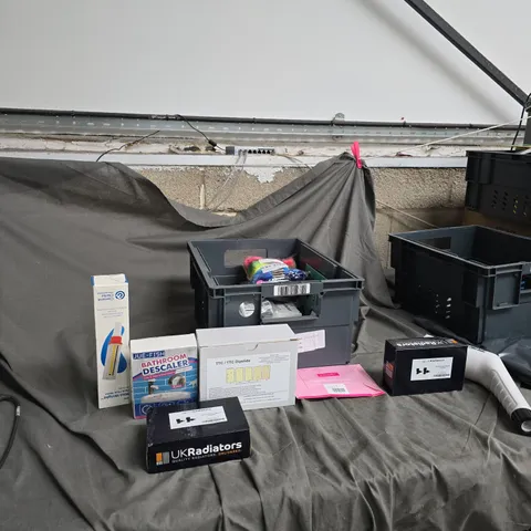 APPROXIMATELY 20 ITEMS OF ASSORTED HOME & TRAVEL GADGETS – LUGGAGE SCALE, BATHROOM DESCALER & MORE (MIXED LOT).