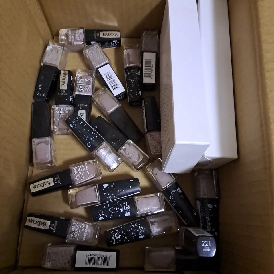 BOX OF APPROXIMATELY 10 ASSORTED COSMETIC PRODUCTS TO INCLUDE - ISADOR GEL NAIL LAQUER IN ICED COFFEE - LACOSTE EAU DE TOILETTE TESTER - MANIC PANIC HAIR DYE IN WILDFIRE - ETC
