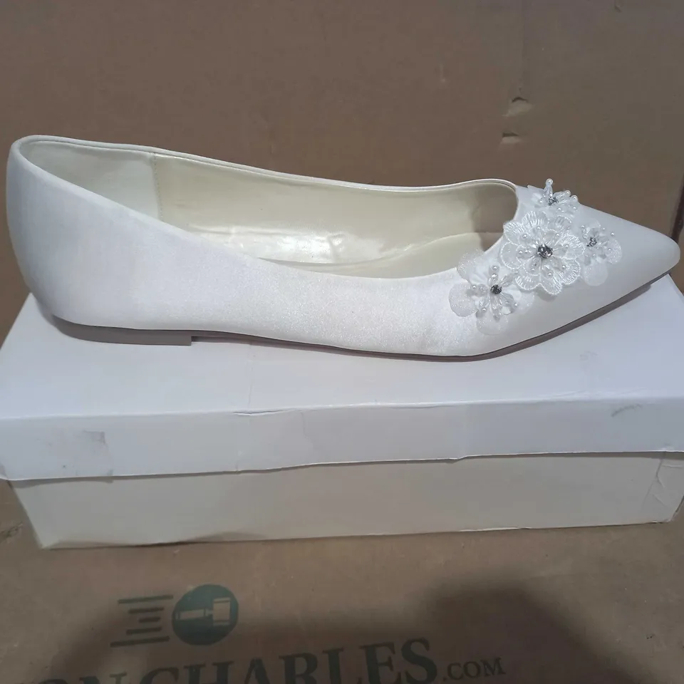 BOXED PAIR OF PARADOX LONDON SATIN SHOES IN IVORY COLOUR EU SIZE 42