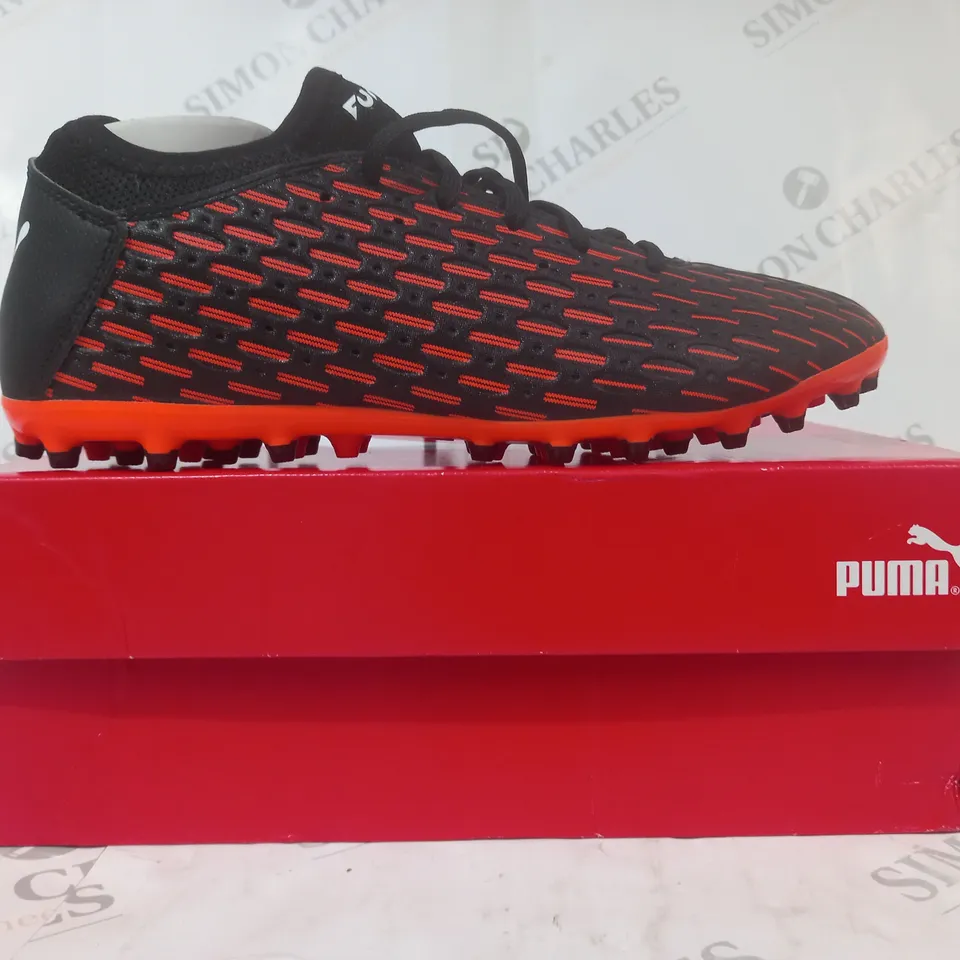BOXED PAIR OF PUMA FUTURE 6.4 SHOES IN BLACK/ORANGE UK SIZE 8.5