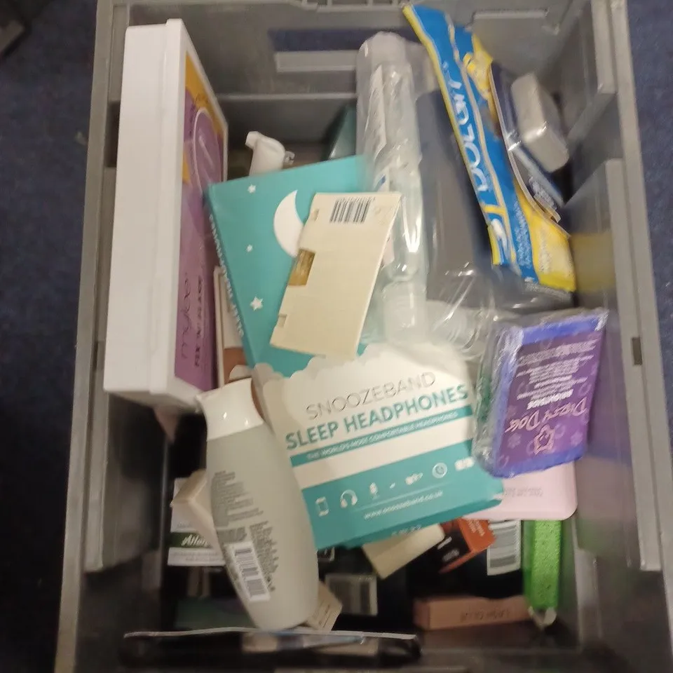 LOT OF APPROXIMATELY 20 COSMETICS ITEMS TO INCLUDE SHAMPOO, SEED OIL , BODY SPRAY, ETC  