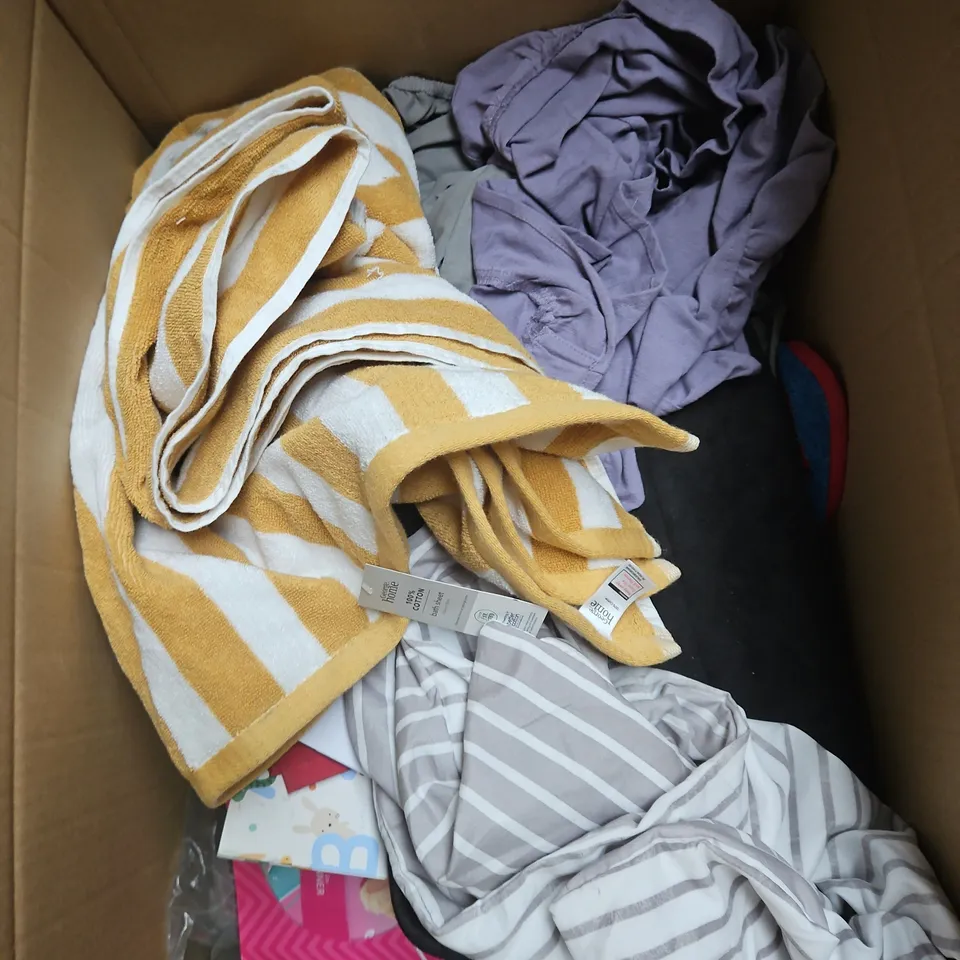 BOX OF APPROXIMATELY 12 ASSORTED BEDDING & SOFT FABRICS ITEMS TO INCLUD - DUVET SET - PILLOWCASES - BABY SLEEPING BAG - ETC