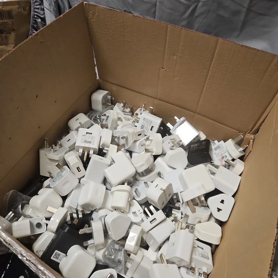 BULK LOT OF WHITE USB WALL CHARGER ADAPTERS (MAINS CHARGERS) APPROXIMATELY 190 ITEMS.