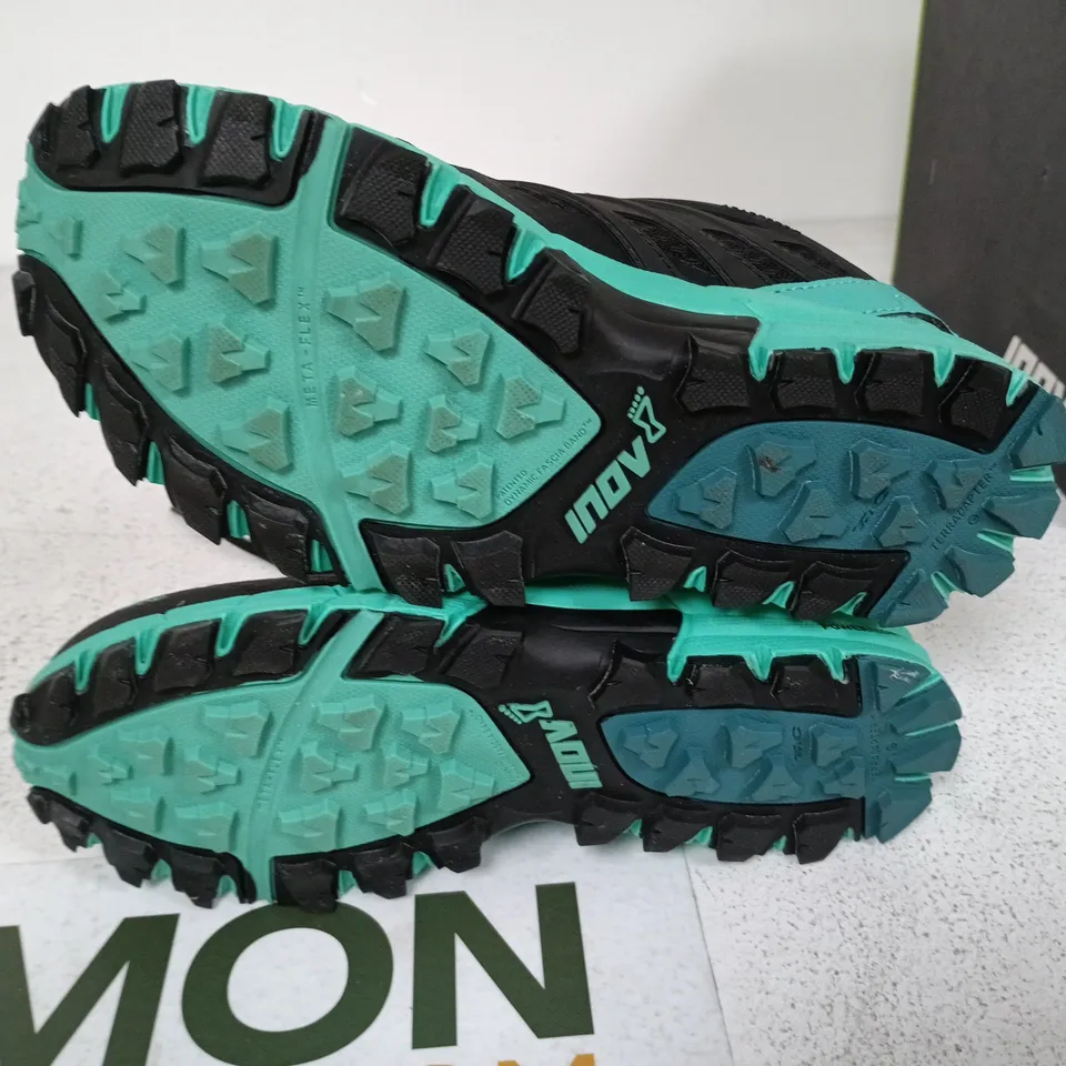 BOXED PAIR OF INOV WOMENS TRAIL TALON 290 TRAINERS IN BLACK/TEAL - UK 4