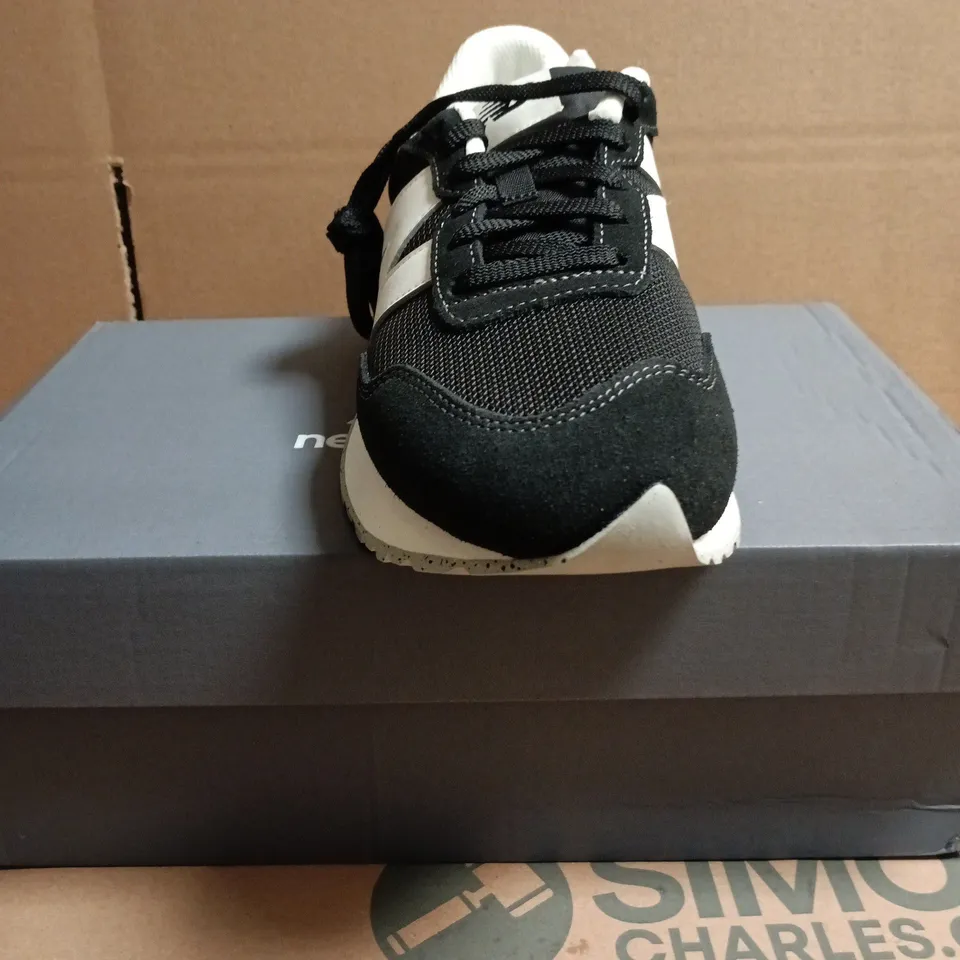 BOXED PAIR OF NEW BALANCE BLACK TRAINERS – UK 6