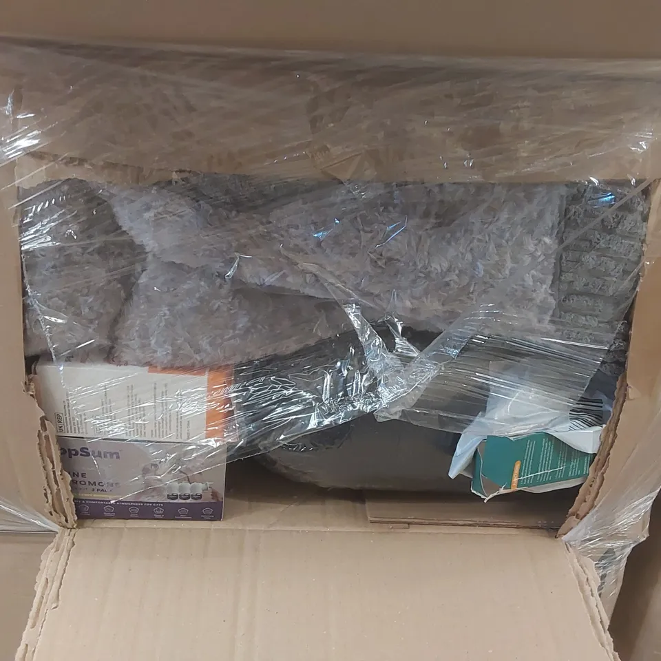 PALLET CONTAINING A VERY LARGE QUANTITY OF ASSORTED PET PRODUCTS