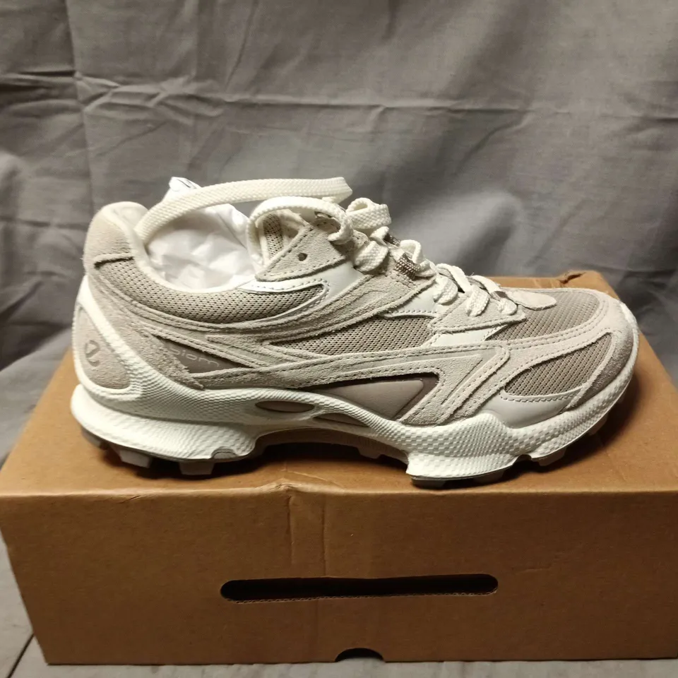 BOXED PAIR OF ECCO BIOM TRAIL TRAINERS IN WHITE - UK 4.5