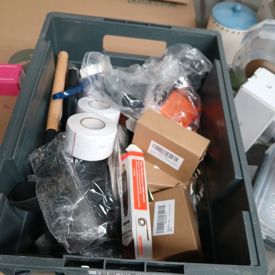APPROXIMATELY 15 ASSORTED HOUSEHOLD PRODUCTS TO INCLUDE STAINLESS STEEL TABLEWARE SPACEGOODS FROTHER LOCK LACES AND ACETOXY SILICONE
