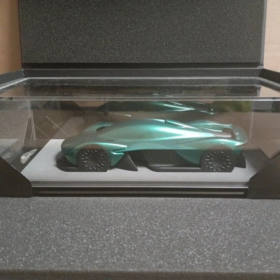 ASTON MARTIN VALKYRIE SCALE-MODEL CAR