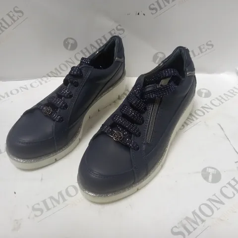 NAVY BLUE SNAKE SKIN PRINT SHOES - SIZE 3
