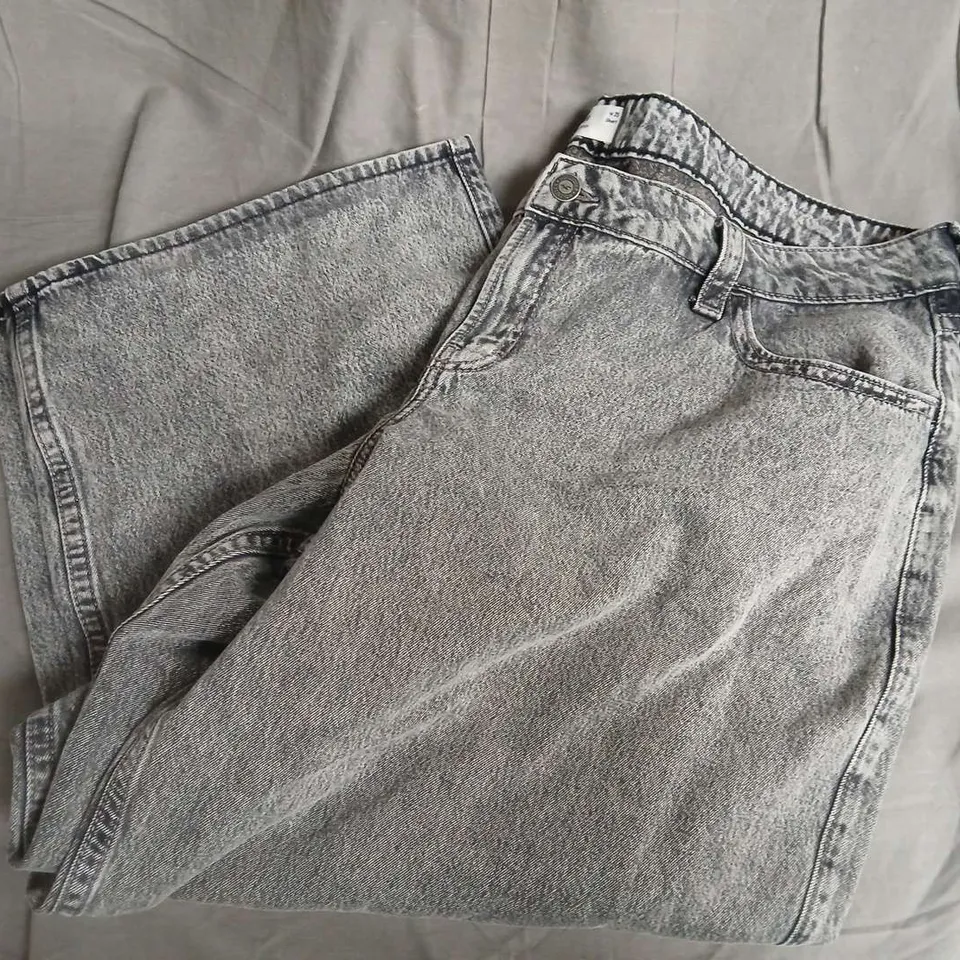 HOLLISTER LOW-RISE SUPER BAGGY JEAN IN GREY - 35W SHORT LEG