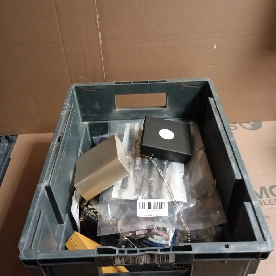 TOTE OF APPROXIMATELY 15 ASSORTED JEWELLERY/WATCH RELATED ITEMS TO INCLUDE POLAR, SIMPLY UNIQUE ETC