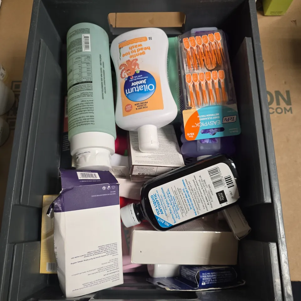 APPROXIMATELY 15 ASSORTED HEALTH & BEAUTY PRODUCTS TO INCLUDE MADE BY MITCHELL SETTING SPRAY, INNERSENSE HAIR MASK, RICE HONEY GLOW MASK ETC - COLLECTION ONLY