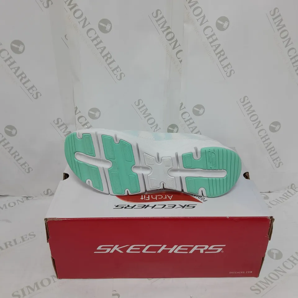 PAIR OF SKECHERS TRAINERS IN WHITE/BLUE SIZE 6