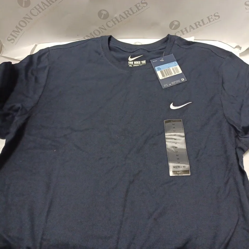 THE NIKE TEE ATHLETIC CUT T-SHIRT IN NAVY - MEDIUM