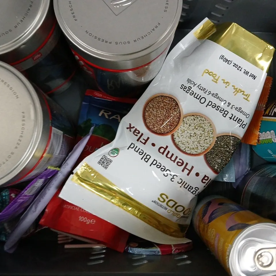 APPROXIMATELY 10 ASSORTED FOOD AND DRINK ITEMS TO INCLUDE CUP A SOUP, FIX 9 KOMBUCHA, HEINZ BAKED BEANS, ETC